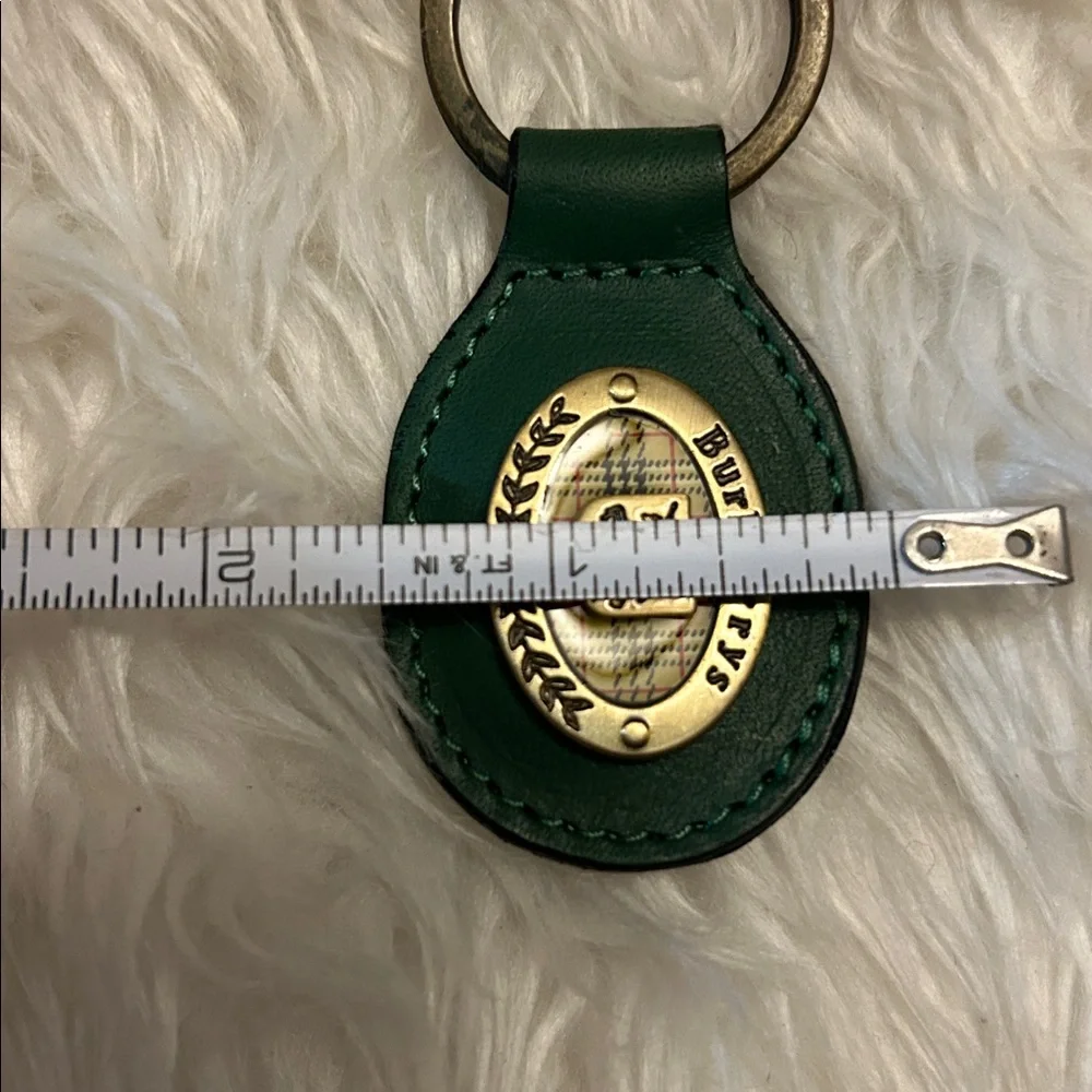 Burberry’s Vintage Green leather keychain with nova check unisex